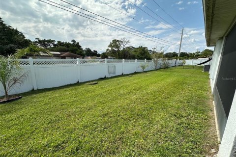 House in Palm Bay, Florida 4 bedrooms, 213.77 sq.m. № 2394367 - photo 18