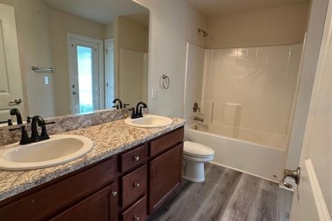 House in Palm Bay, Florida 4 bedrooms, 213.77 sq.m. № 2394367 - photo 16