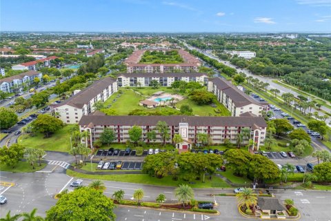 Condominio en venta en Pembroke Pines, Florida, 2 dormitorios, 85.47 m2 № 1952601 - foto 1