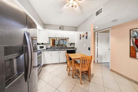 Condominio en venta en Pembroke Pines, Florida, 2 dormitorios, 85.47 m2 № 1952601 - foto 10