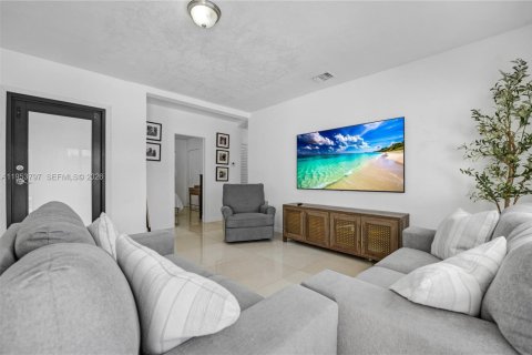 Casa en venta en Hialeah, Florida, 4 dormitorios, 122.54 m2 № 2010125 - foto 8