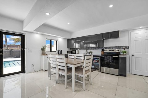 Casa en venta en Hialeah, Florida, 4 dormitorios, 122.54 m2 № 2010125 - foto 12