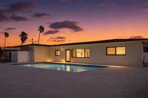 Casa en venta en Hialeah, Florida, 4 dormitorios, 122.54 m2 № 2010125 - foto 2