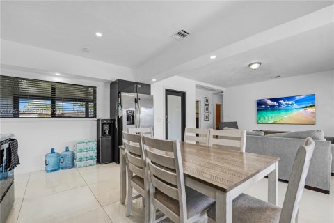 Casa en venta en Hialeah, Florida, 4 dormitorios, 122.54 m2 № 2010125 - foto 14