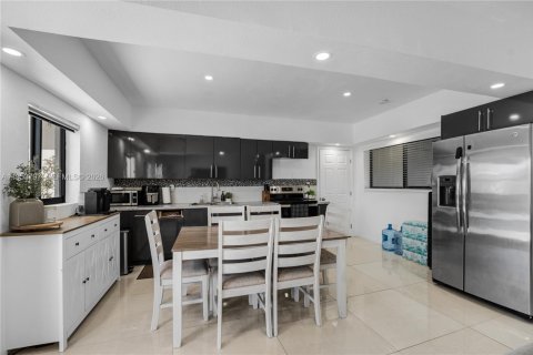 Casa en venta en Hialeah, Florida, 4 dormitorios, 122.54 m2 № 2010125 - foto 11