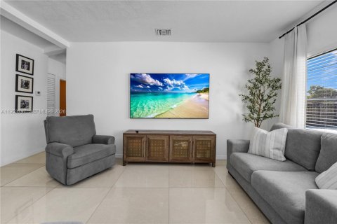 Casa en venta en Hialeah, Florida, 4 dormitorios, 122.54 m2 № 2010125 - foto 9