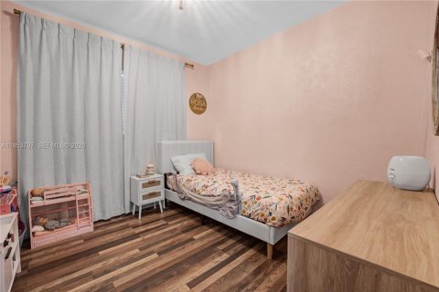 Casa en venta en Hialeah, Florida, 4 dormitorios, 122.54 m2 № 2010125 - foto 19