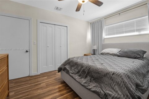 Casa en venta en Hialeah, Florida, 4 dormitorios, 122.54 m2 № 2010125 - foto 16