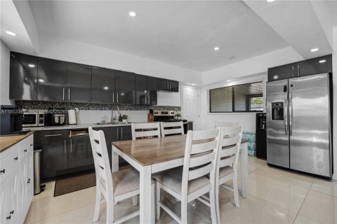 Casa en venta en Hialeah, Florida, 4 dormitorios, 122.54 m2 № 2010125 - foto 10