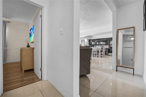 Casa en venta en Hialeah, Florida, 4 dormitorios, 122.54 m2 № 2010125 - foto 23