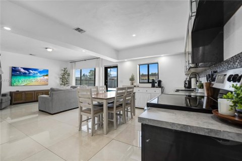 Casa en venta en Hialeah, Florida, 4 dormitorios, 122.54 m2 № 2010125 - foto 13