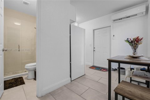 Casa en venta en Hialeah, Florida, 4 dormitorios, 122.54 m2 № 2010125 - foto 29