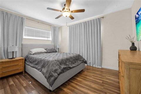 Casa en venta en Hialeah, Florida, 4 dormitorios, 122.54 m2 № 2010125 - foto 15