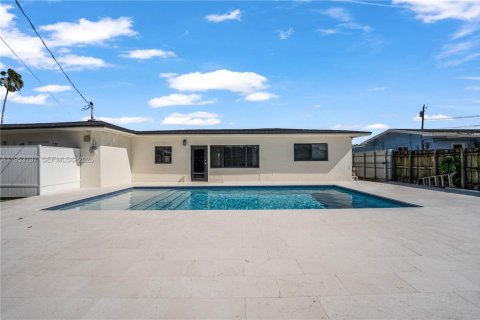 Casa en venta en Hialeah, Florida, 4 dormitorios, 122.54 m2 № 2010125 - foto 5