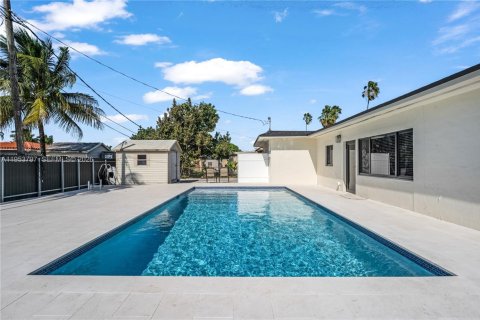 Casa en venta en Hialeah, Florida, 4 dormitorios, 122.54 m2 № 2010125 - foto 3