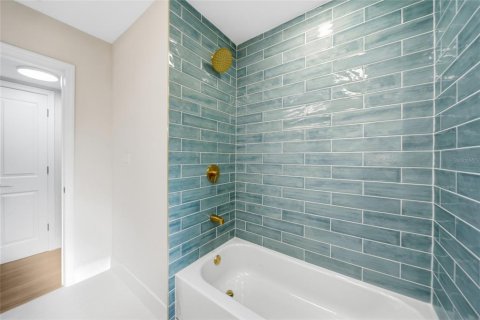 House in Temple Terrace, Florida 3 bedrooms, 136.57 sq.m. № 2359388 - photo 24