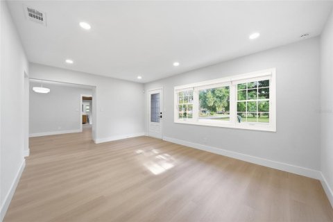 House in Temple Terrace, Florida 3 bedrooms, 136.57 sq.m. № 2359388 - photo 11