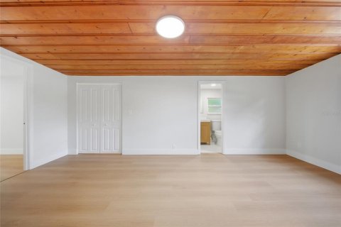 House in Temple Terrace, Florida 3 bedrooms, 136.57 sq.m. № 2359388 - photo 18