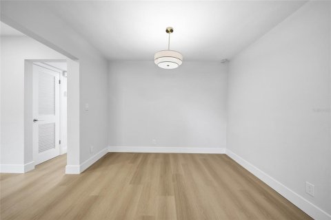 House in Temple Terrace, Florida 3 bedrooms, 136.57 sq.m. № 2359388 - photo 16