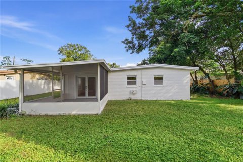 House in Temple Terrace, Florida 3 bedrooms, 136.57 sq.m. № 2359388 - photo 29