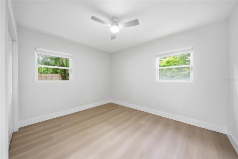 House in Temple Terrace, Florida 3 bedrooms, 136.57 sq.m. № 2359388 - photo 25