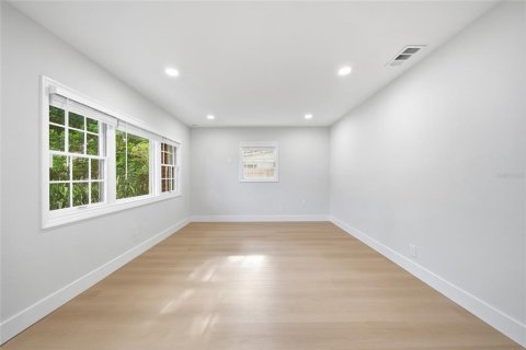 House in Temple Terrace, Florida 3 bedrooms, 136.57 sq.m. № 2359388 - photo 4