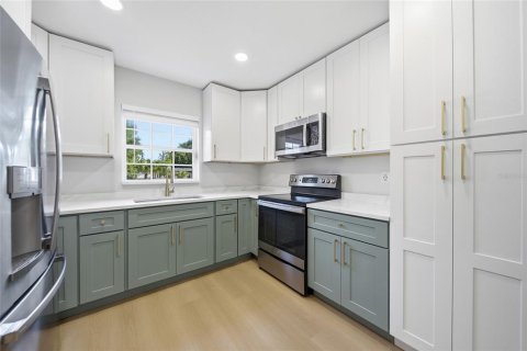 House in Temple Terrace, Florida 3 bedrooms, 136.57 sq.m. № 2359388 - photo 12