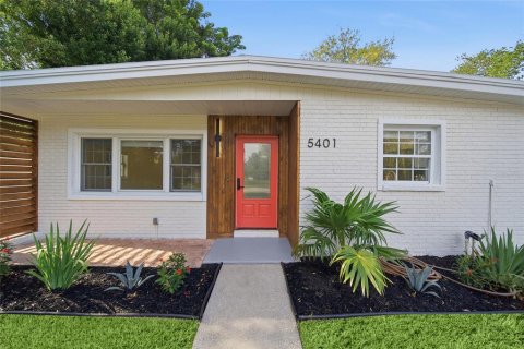 House in Temple Terrace, Florida 3 bedrooms, 136.57 sq.m. № 2359388 - photo 2