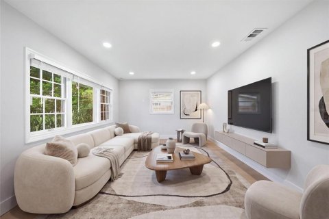 House in Temple Terrace, Florida 3 bedrooms, 136.57 sq.m. № 2359388 - photo 3