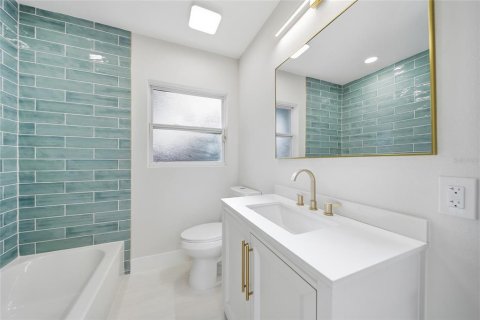 House in Temple Terrace, Florida 3 bedrooms, 136.57 sq.m. № 2359388 - photo 23