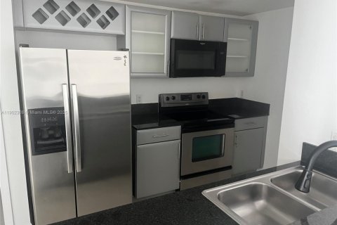 Condo in Miami, Florida, 2 bedrooms  № 1953762 - photo 8