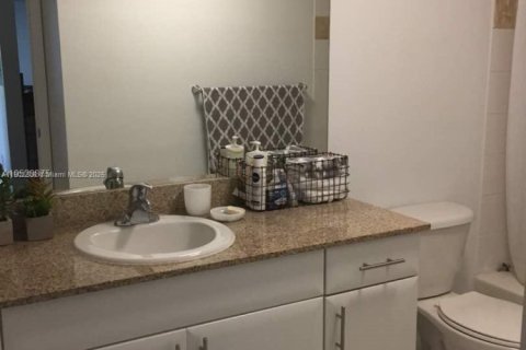 Condo in Miami, Florida, 2 bedrooms  № 1953762 - photo 13