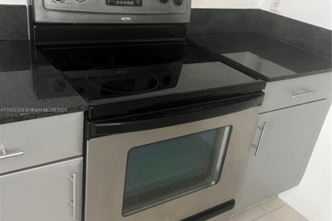 Condo in Miami, Florida, 2 bedrooms  № 1953762 - photo 9