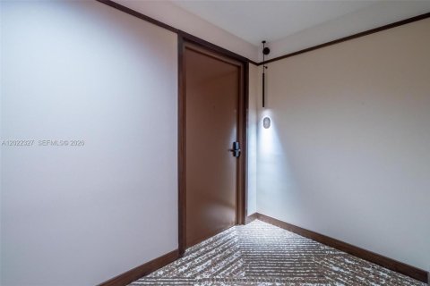 Снять в аренду кондоминиум в Майами, Флорида 2 спальни, 87.98м2, № 2077354 - фото 24