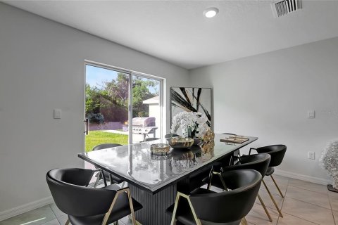 House in Tampa, Florida 5 bedrooms, 248.42 sq.m. № 1803788 - photo 13