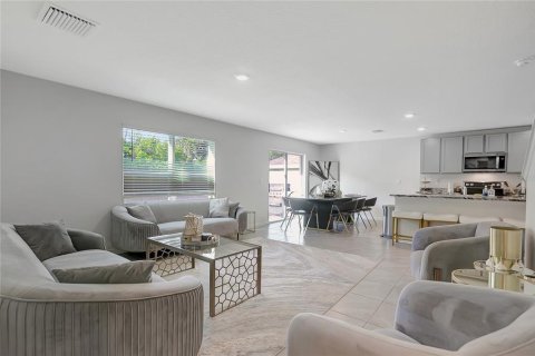 House in Tampa, Florida 5 bedrooms, 248.42 sq.m. № 1803788 - photo 22