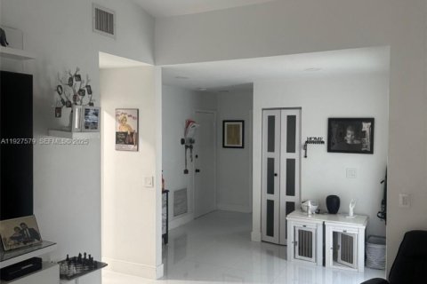 Снять в аренду виллу или дом в Пемброк-Пайнс, Флорида 2 спальни, 120.77м2, № 1986723 - фото 2