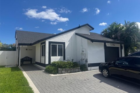 Снять в аренду виллу или дом в Пемброк-Пайнс, Флорида 2 спальни, 120.77м2, № 1986723 - фото 1