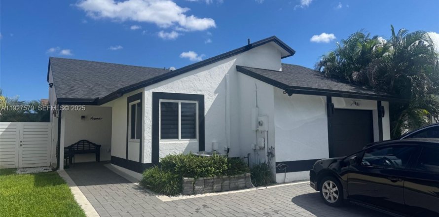 Дом в Пемброк-Пайнс, Флорида 2 спальни, 120.77м2 № 1986723