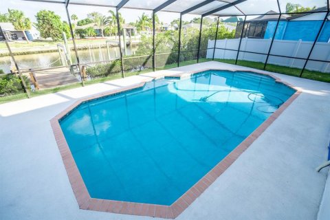 House in Apollo Beach, Florida 4 bedrooms, 250.74 sq.m. № 1649344 - photo 4