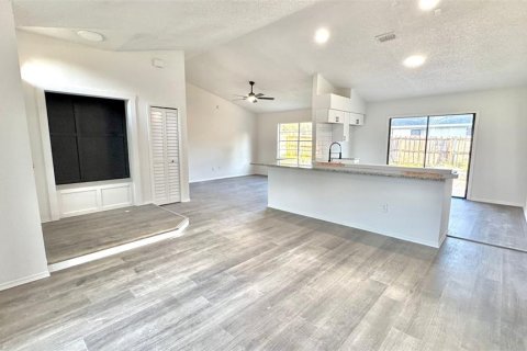 House in Deltona, Florida 3 bedrooms, 118.17 sq.m. № 1858333 - photo 7