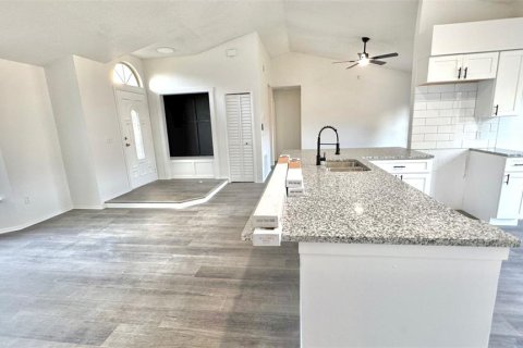 House in Deltona, Florida 3 bedrooms, 118.17 sq.m. № 1858333 - photo 12