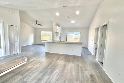 House in Deltona, Florida 3 bedrooms, 118.17 sq.m. № 1858333 - photo 9