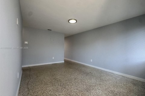 Casa en alquiler en Hialeah, Florida, 2 dormitorios, 228.82 m2 № 2011925 - foto 2