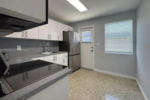 Casa en alquiler en Hialeah, Florida, 2 dormitorios, 228.82 m2 № 2011925 - foto 4