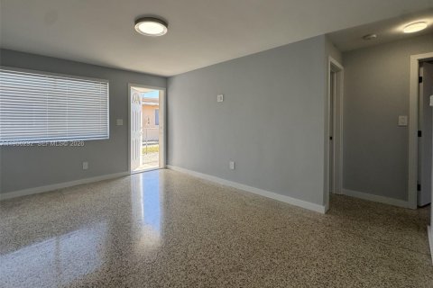 Casa en alquiler en Hialeah, Florida, 2 dormitorios, 228.82 m2 № 2011925 - foto 3