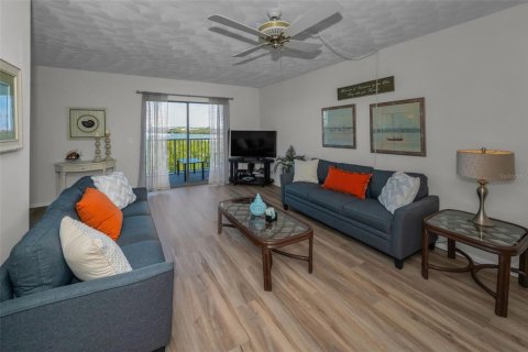 Condo in Indian Shores, Florida, 2 bedrooms  № 1572763 - photo 21