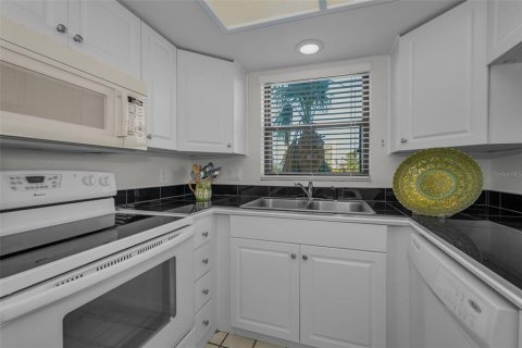 Condo in Indian Shores, Florida, 2 bedrooms  № 1572763 - photo 18