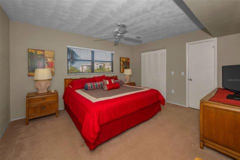 Condo in Indian Shores, Florida, 2 bedrooms  № 1572763 - photo 22