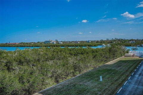 Condo in Indian Shores, Florida, 2 bedrooms  № 1572763 - photo 10